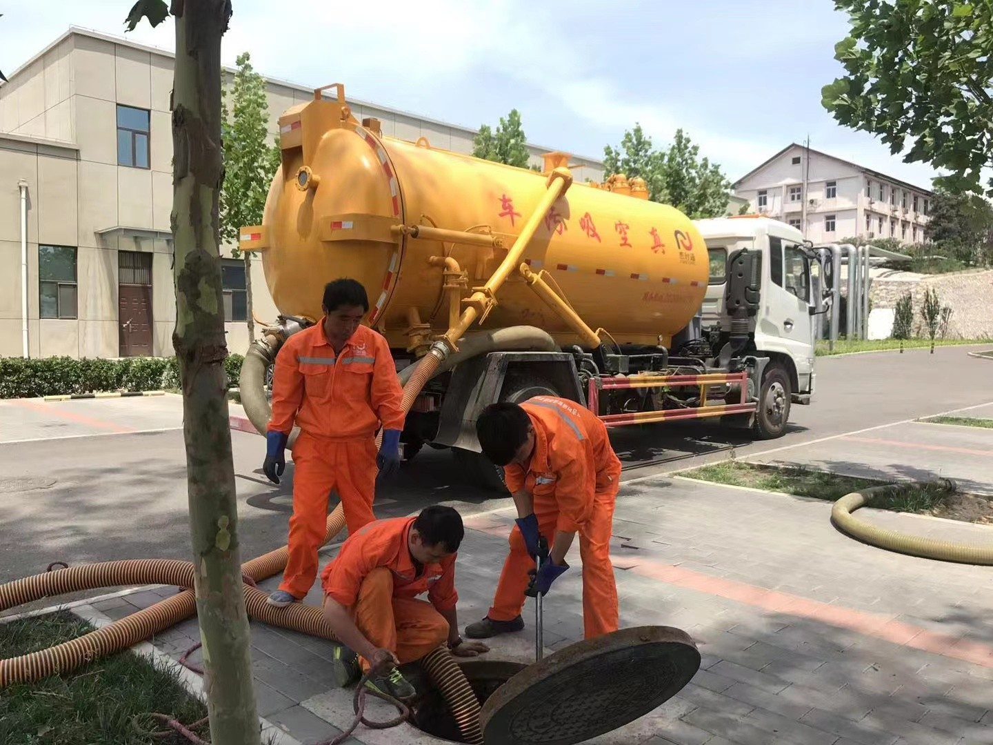 长子管道疏通车停在窨井附近